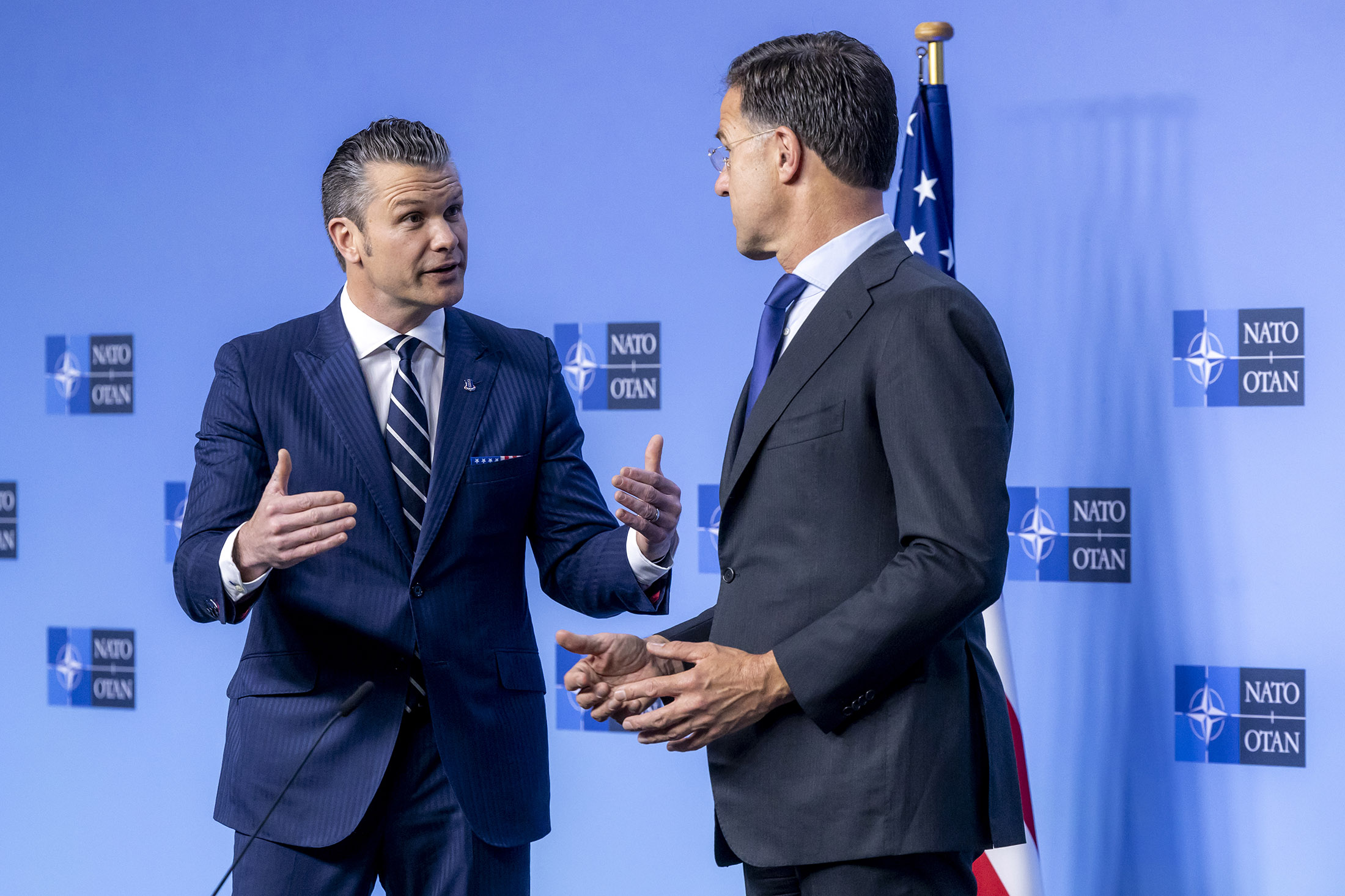 US-Verteidigungsminister Pete Hegseth spricht mit NATO-Generalsekretär Mark Rutte vor der Presse.