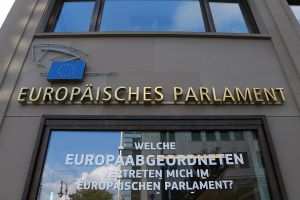 Bild: Europäisches Haus Berlin am Brandenburger Tor "Europäisches Parlament"; Quelle: blu-news.org, CC BY-SA 2.0 , via Wikimedia: https://commons.wikimedia.org/wiki/File:Europ%C3%A4isches_Haus_Berlin Commons